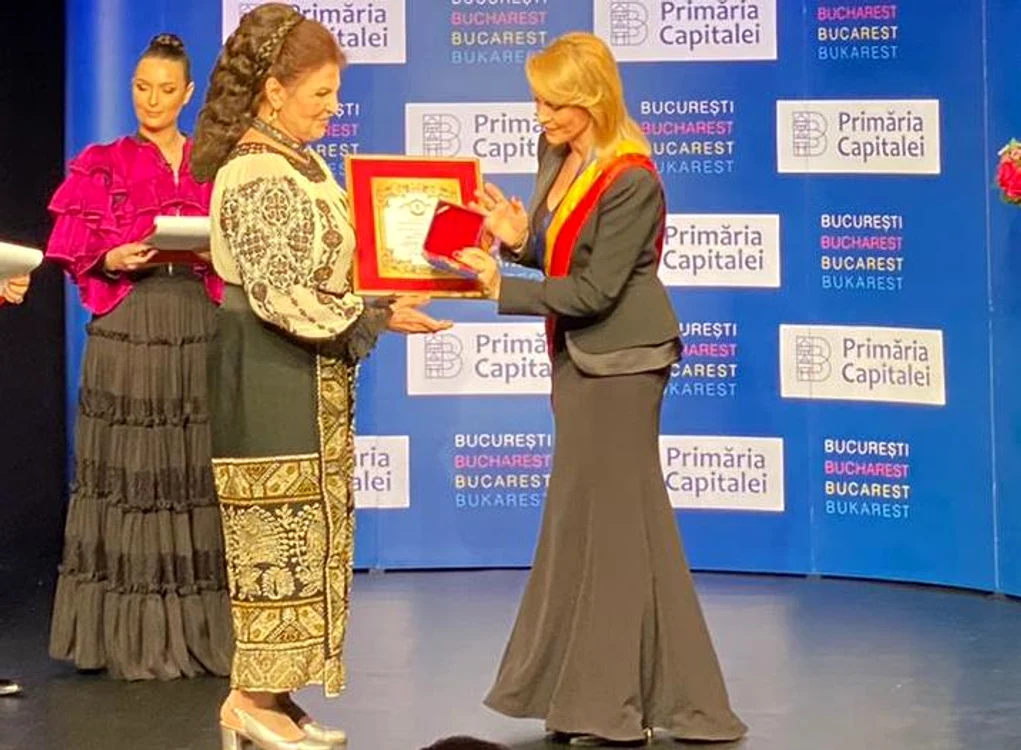 Irina Loghin a fost premiată de primarul Gabriela Firea Foto: Centrul pentru Seniori al Municipiului București