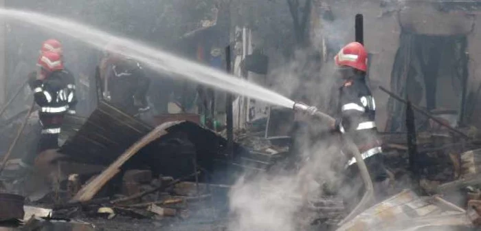 Un foc nesupravegheat poate distruge agoniseala de o viaţă (foto arhivă)