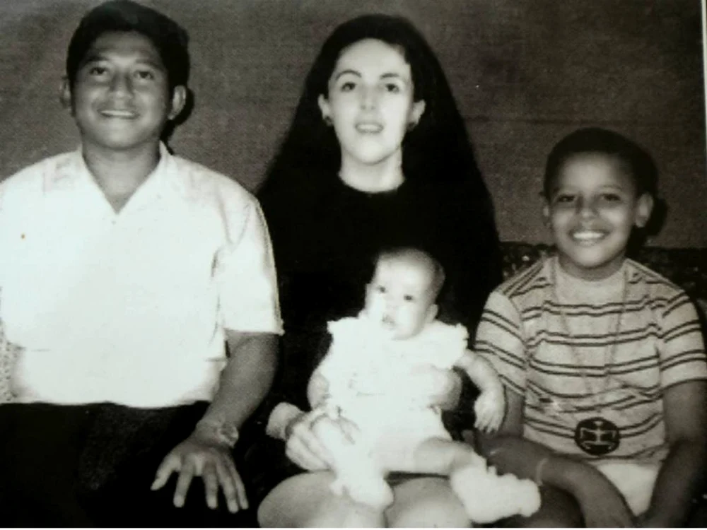 Barack împreună cu mama sa,  noul său tată vitreg Lolo Soetoro şi sora sa vitregă,  Maya.