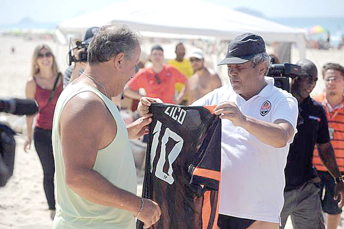 Brazilianul a primit  un tricou al  echipei Şahtior 