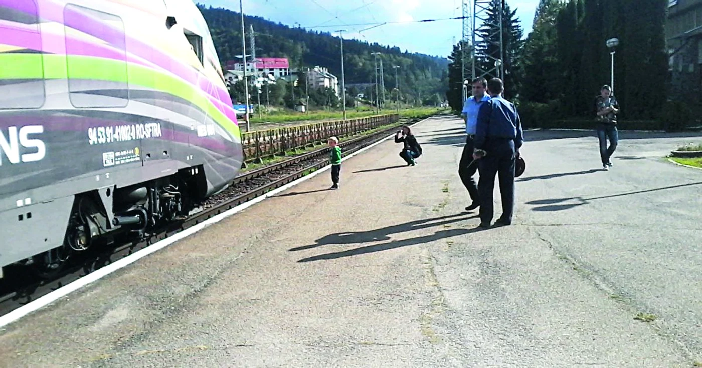 Călătorii nu rezistă tentaţiei de a se fotografia cu „trenul SF“ FOTO Adevărul