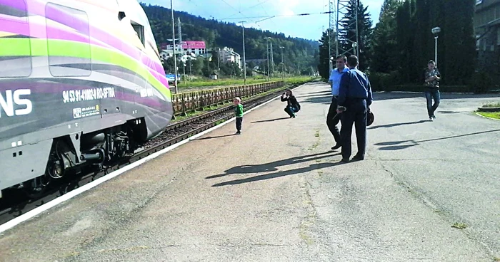 Călătorii nu rezistă tentaţiei de a se fotografia cu „trenul SF“ FOTO Adevărul