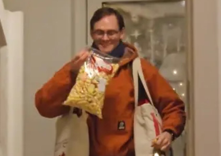 Un danez și-a impresionat iubita cu produsele cumpărate de la un magazin românesc din Copenhaga VIDEO