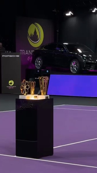 Momentul în care Principesa Margareta i-a înmânat trofeul Karolinei Plíšková, la finala Transylvania Open 2024 VIDEO 