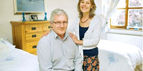 Mike şi Linda dorm  în paturi separate, despărţite de un scrin