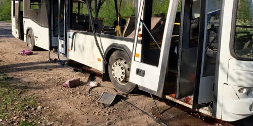 Un autobuz avariat în urma unui atac rusesc asupra Marhanets, regiunea Dnipropetrovsk, Ucraina, la 23 aprilie 2025  (Guvernatorul Serhii LysakTelegram) jpeg