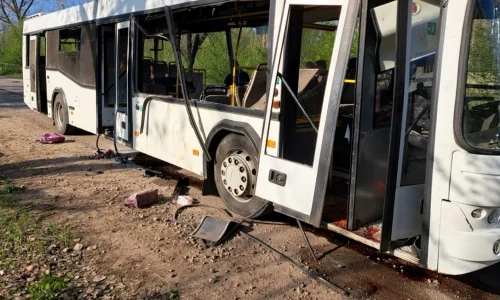 Un autobuz avariat în urma unui atac rusesc asupra Marhanets, regiunea Dnipropetrovsk, Ucraina, la 23 aprilie 2025  (Guvernatorul Serhii LysakTelegram) jpeg