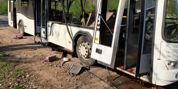 Un autobuz avariat în urma unui atac rusesc asupra Marhanets, regiunea Dnipropetrovsk, Ucraina, la 23 aprilie 2025  (Guvernatorul Serhii LysakTelegram) jpeg