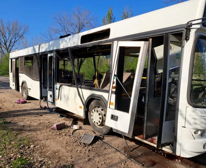 Autobuz lovit de drone rusesc în regiunea Dnipropetrovsk FOTO Telegram