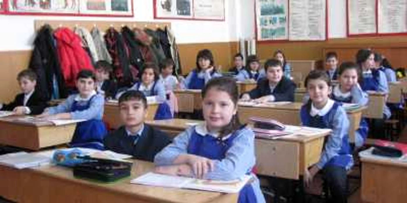 Învaţătorii care nu îşi completează clasele, primii disponibilizaţi