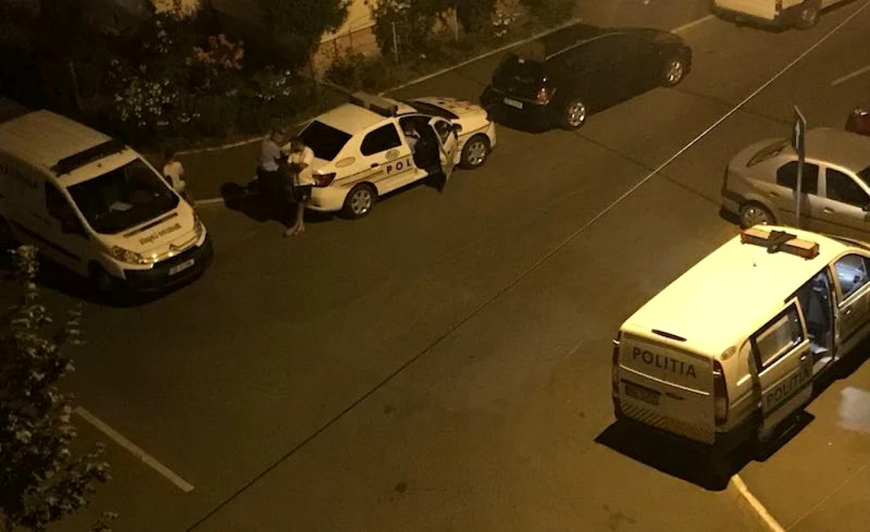 Poliţia, în faţa blocului unde a avut loc crima