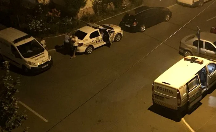 Poliţia, în faţa blocului unde a avut loc crima