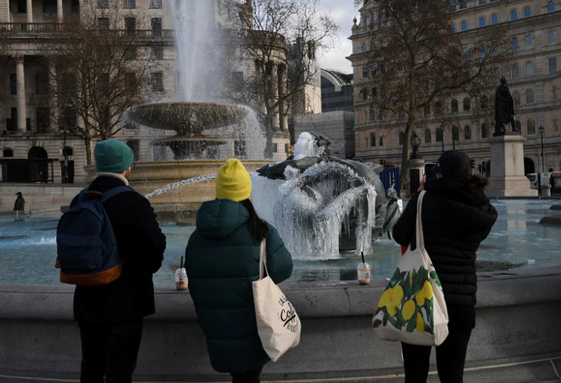 
    Londra, Marea Britanie.  Piaţa Trafalgar, îngheţată  de gerul sălbatic    