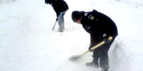 Jandarmii, deszăpezire cu lopata. FOTO: NICOLETA BUTNARU