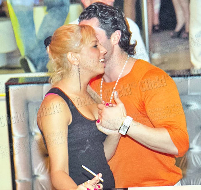 Pepe a ţinut-o de mână  şi i-a spus ceva la ureche