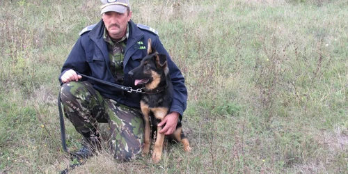 Agentul Paraschiv alături de Ciobănescul German de cinci luni