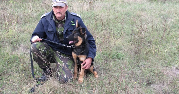 Agentul Paraschiv alături de Ciobănescul German de cinci luni