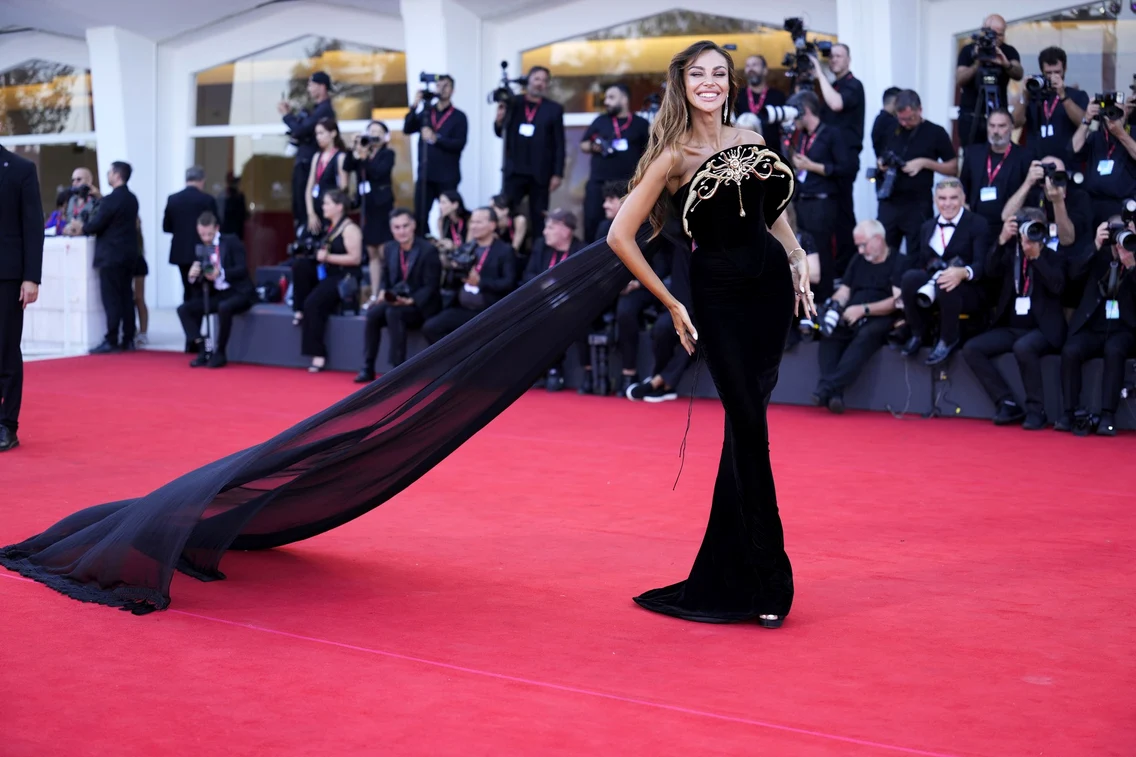Mădălina Ghenea e pe covorul roșu