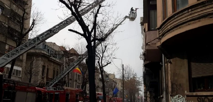 Pompierii încearcă să stingă incendiu FOTO ISU