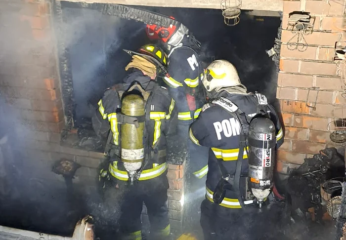 Incendiu într-un bloc din Arad FOTO: ISU