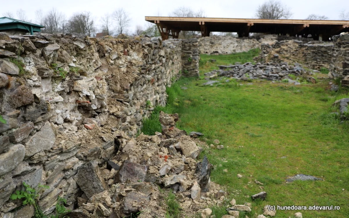 Ziduri prăbuşite în Ulpia Traiana Sarmizegetusa. Foto: Daniel Guţă. ADEVĂRUL