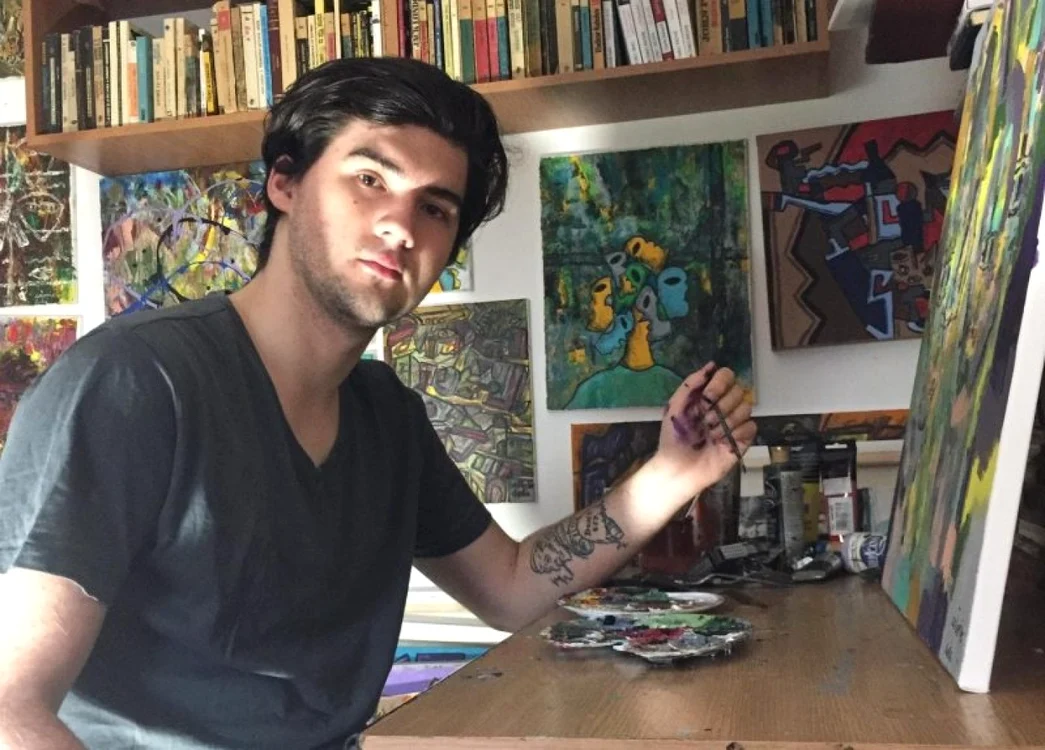 Tânărul se pregăteşte zilnic timp de mai multe ore pentru a-şi urma visul