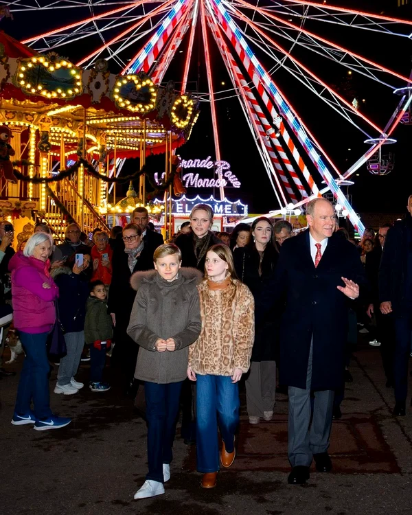 Charlene, Albert și copiii la deschiderea târgului de Crăciun în Principat 1 jpg