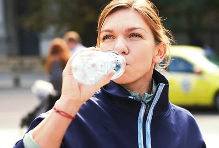 
    Simona Halep se antrenează în sufragerie pentru a se menţine în formă, în perioada de autoizolareFoto: Instagram  