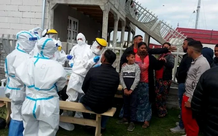 Romii din Vadu Crișului, greu de convins să se lase testați de autoritățiFoto: alesdonline.ro