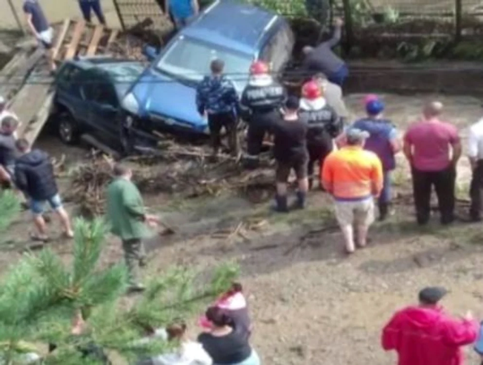Inundaţiile au acoperit satul Tălmăcel din Sibiufoto: captură video