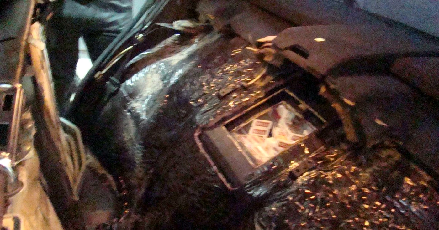 Ţigările sunt ascunse într-un compartiment amenajat în bancheta de spate a Mercedes-ului
