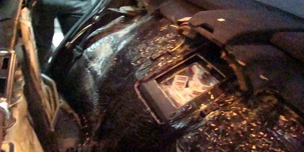 Ţigările sunt ascunse într-un compartiment amenajat în bancheta de spate a Mercedes-ului