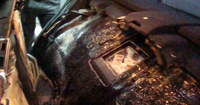 Ţigările sunt ascunse într-un compartiment amenajat în bancheta de spate a Mercedes-ului