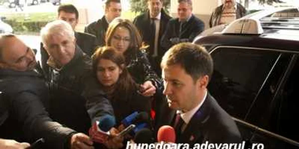 Traian Igaş a fost întâmpinat de jurnalişti la intrarea în Prefectură. D.G.