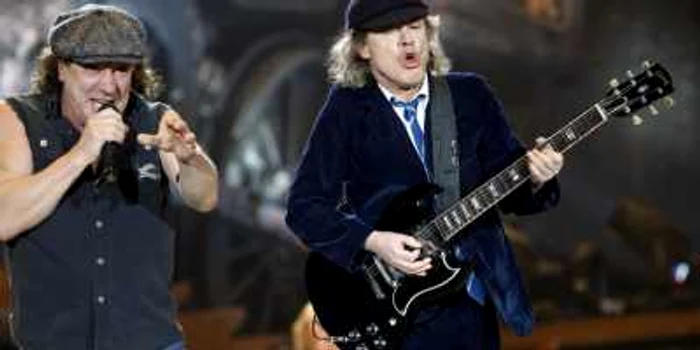 Doi dintre membrii legendarei trupe de hard rock AC/DC, Brian Johnson (stânga) şi Angus Young FOTO AFP