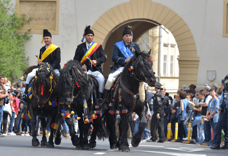 Cât de vechi sunt obiceiurile Junilor Brașovului. Ce datini respectă Junii în fiecare primăvară