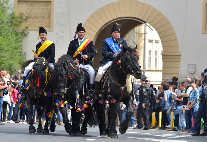Junii Brașovului, la Coborârea călări, în Cetate FOTO Primăria Brașov