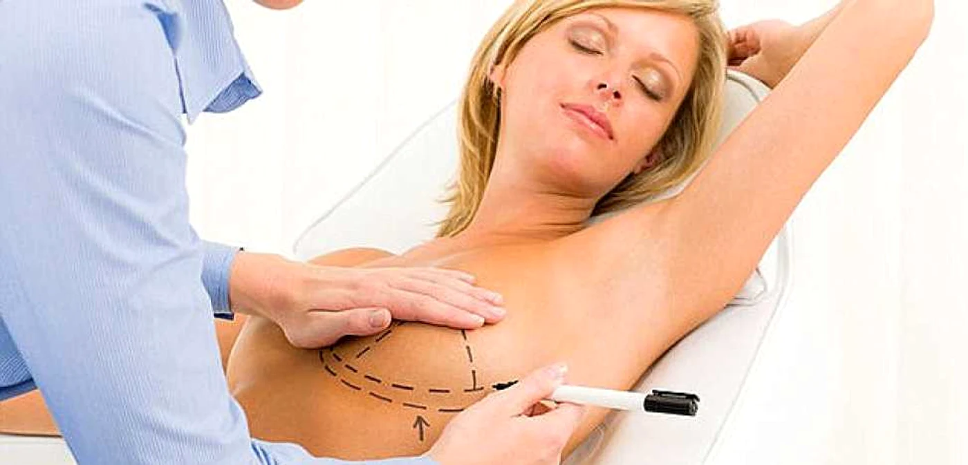 Operaţia estetică a fost promovată drept soluţia magică pentru toate femeile nemulţumite de bustul lor