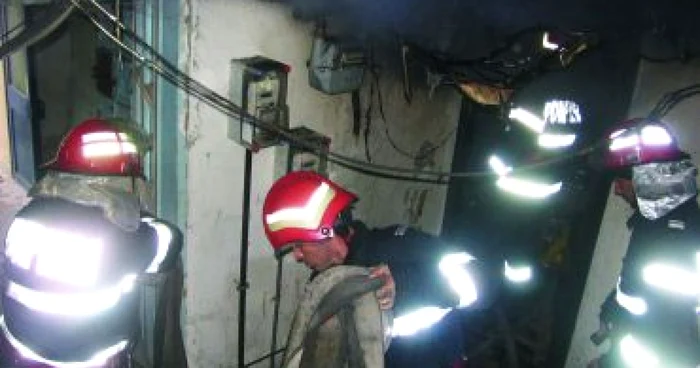Craiova: Pompierii, acuzaţi că au intervenit tardiv la incendiul din Craioviţa