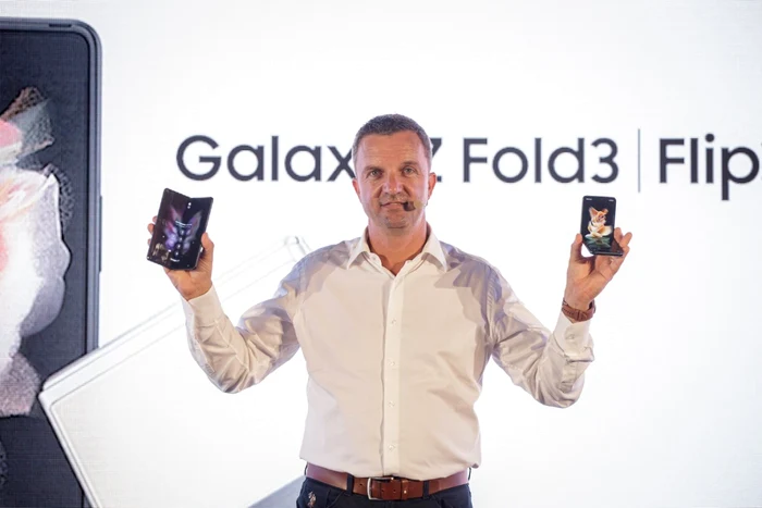 Tiberiu Dobre, prezentând noua generaţie de pliabile Samsung, Galaxy Z Fold 3 5G şi Galaxy Z Flip3 5G.