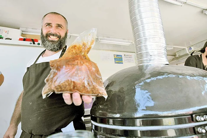 Ghiță ne arată cum  se pregăteşte carnea de  porc în pungi vidate