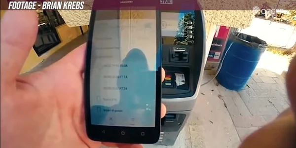Bancomatul cu skimmer ce transmitea datele prin Bluetooth descoperit de jurnalistul american Brian Krebs în hotelul în care s-a cazat în Mexic Foto OCCRP