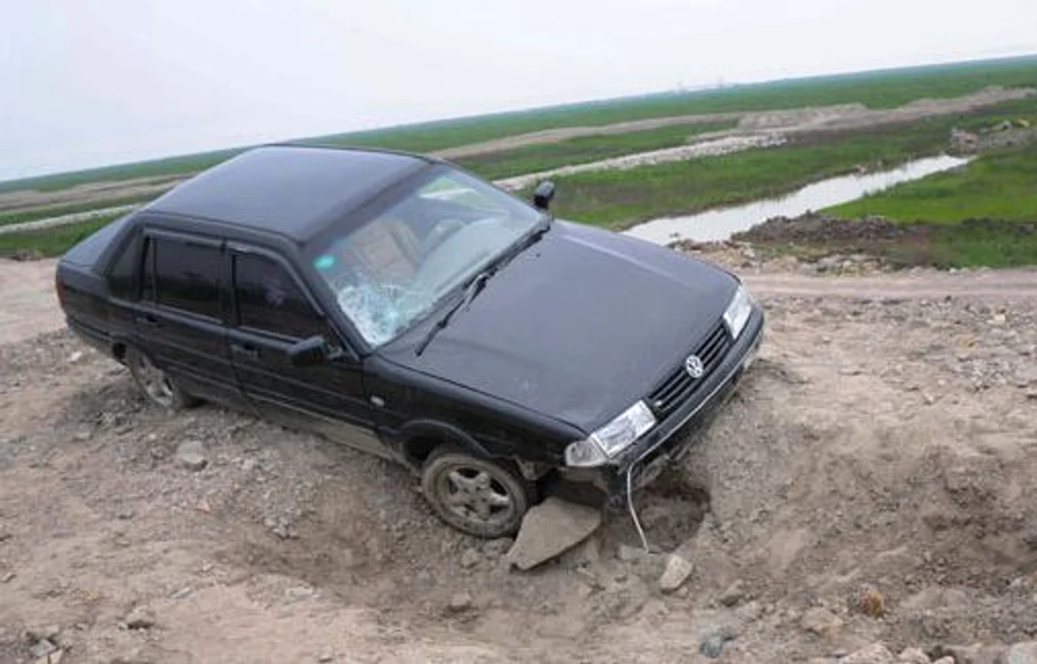 
    Maşina abandonată a celor doi tineri  