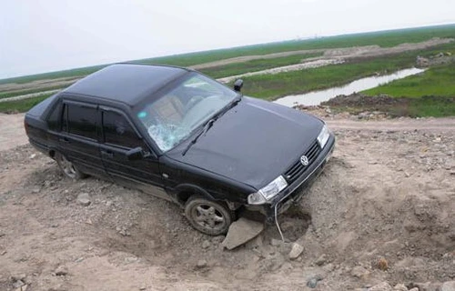 Maşina abandonată a celor doi tineri
