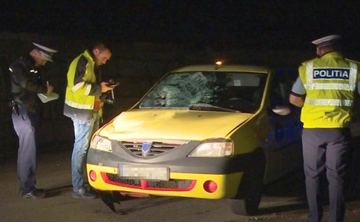 
    Parbrizul taxiului s-a făcut ţăndări  Fotografii: estnews.ro  