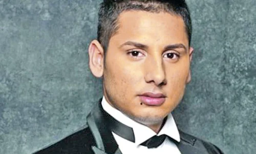 Make up artistul s a descălţat  în timp ce lua masa şi a cerut un  şervet ca să şi pună picioarele jpeg