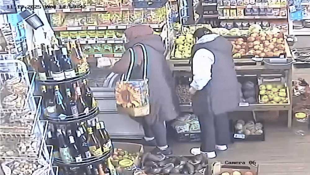 Momentul în care două femei fură dintr-un supermarket românesc din Marea Britanie. „O rață congelată și două caserole de burta de vită”