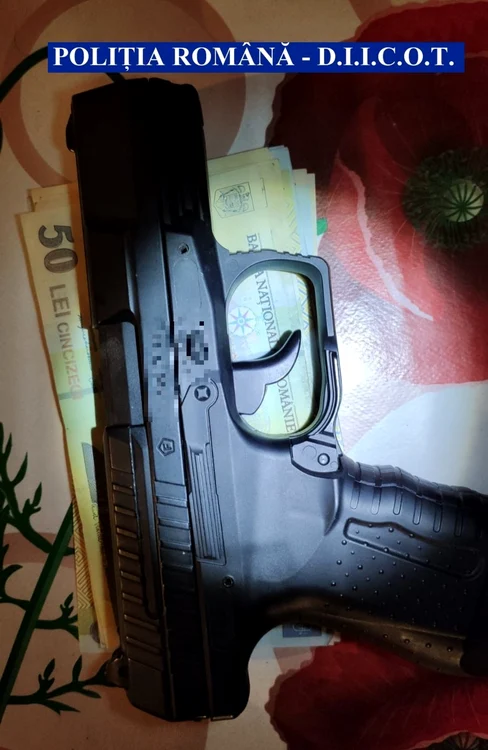 Poliţia a găsit la suspecţi un pistol şi sume de bani FOTO IPJ Ialomiţa