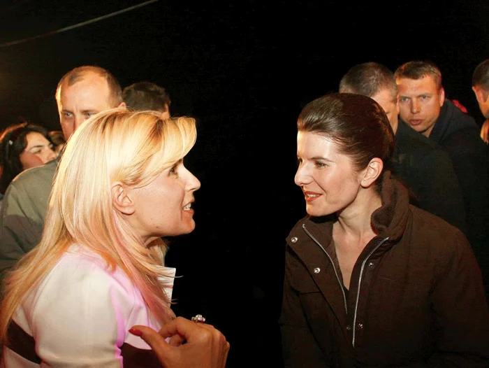 
    În ziua în care Monica Iacob-Ridzi a fost condamnată definitiv la 5 ani de închisoare, Elena Udrea s-a ales cu noi acuzaţii de luare de mită  