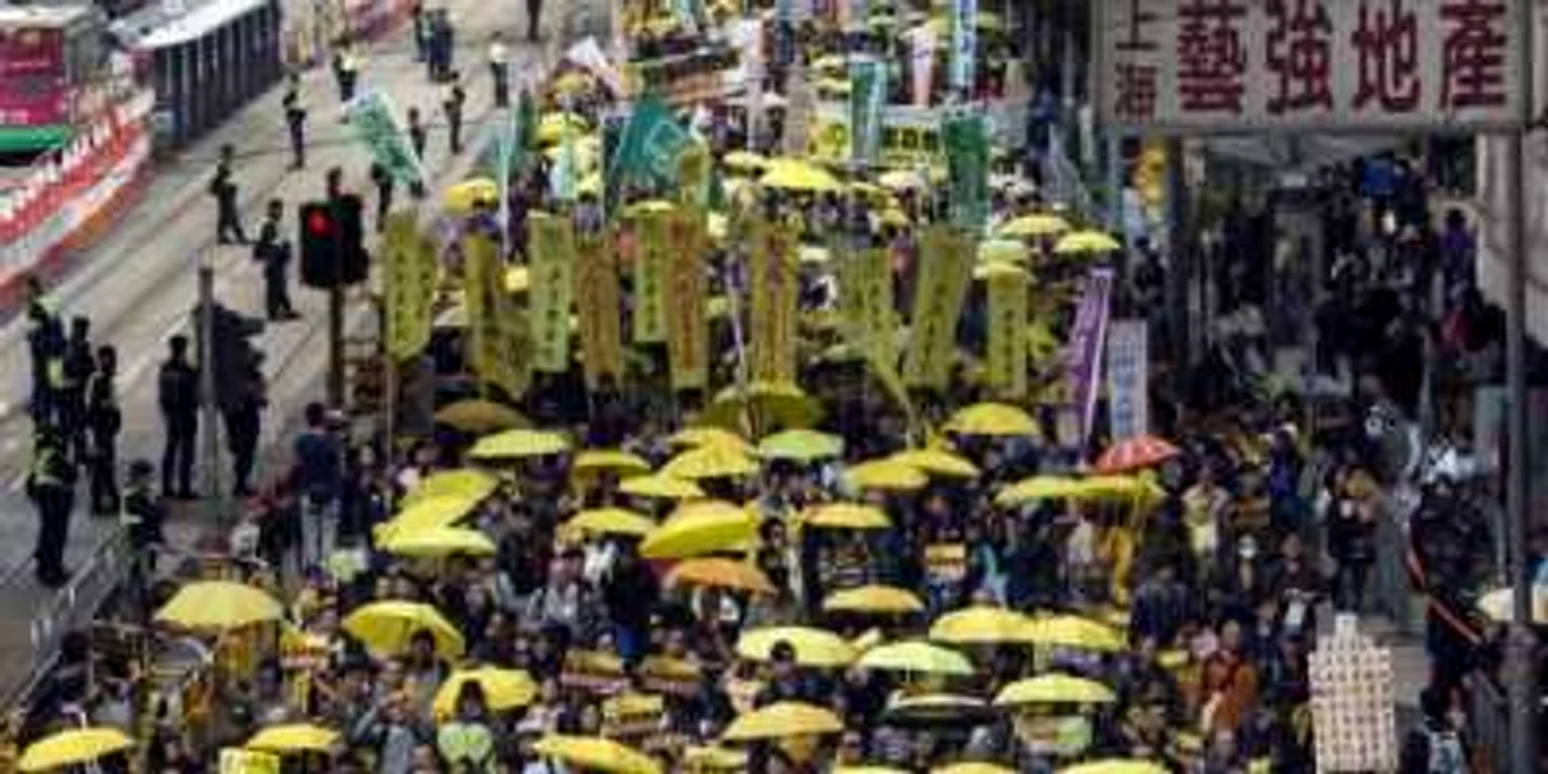Cei aproximaativ 3.000 de protestatari au fost supravegheaţi de 2.000 de poliţişti, duminică, la Hong Kong. FOTO via Reuters